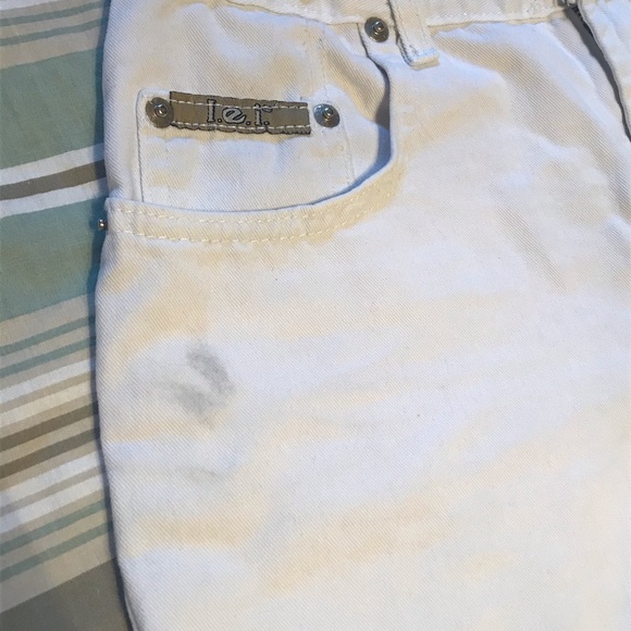 White shorts - Picture 4 of 4